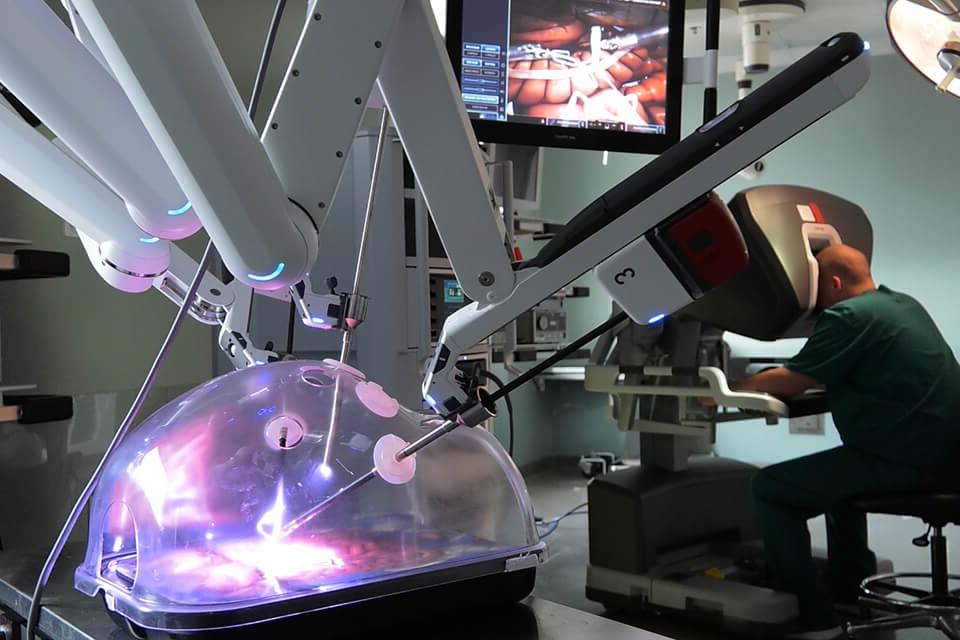 达芬奇研究工具，可以进行微创机器人手术.